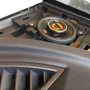 Độ loa trung tâm xe Corolla Altis