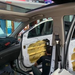 Dán cách âm chống ồn ở cánh cửa ô tô