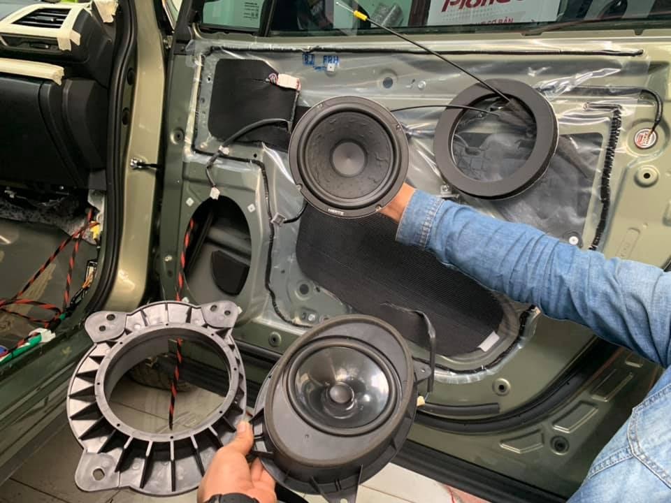 Cấu tạo của hệ thống loa cánh cửa ô tô
