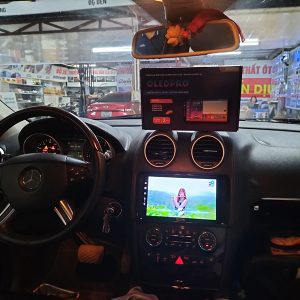 man hinh android mercedes gl550 1