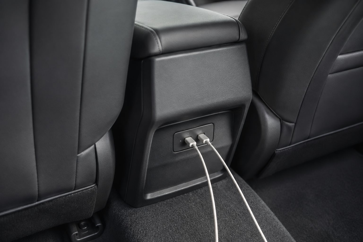 Limo Green 7 chỗ: 6 hạng mục nên ưu tiên theo cường độ sử dụng 7 Cổng sạc USB kép dành cho hàng ghế sau