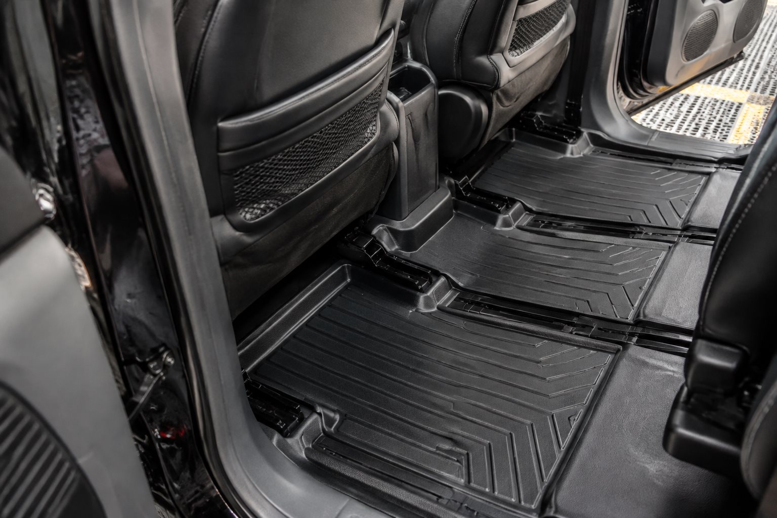 Limo Green 7 chỗ: 6 hạng mục nên ưu tiên theo cường độ sử dụng 4 Thảm sàn đúng khuôn cho khoang hành khách xe 7 chỗ